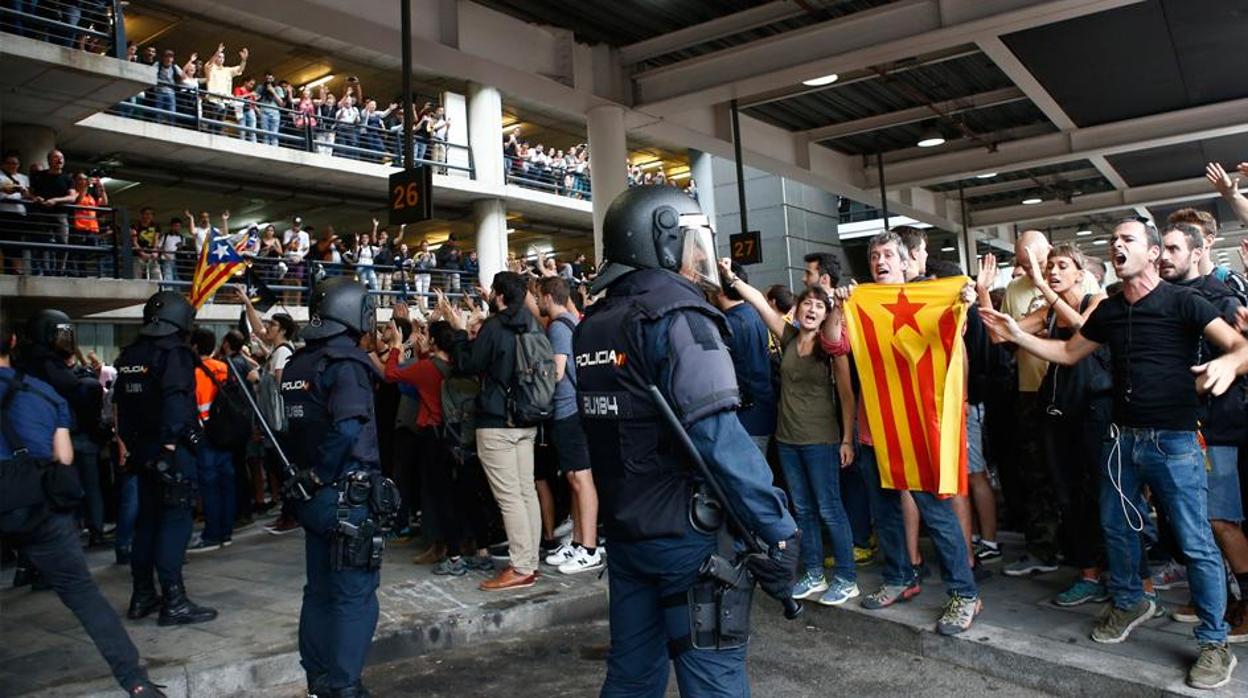 Protesta independentista de Tsunami en el aeropuerto de Barcelona