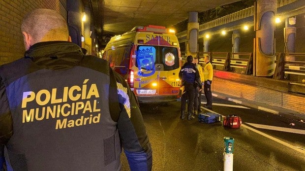 Un joven herido muy grave al perder el control de su moto en el túnel de María de Molina