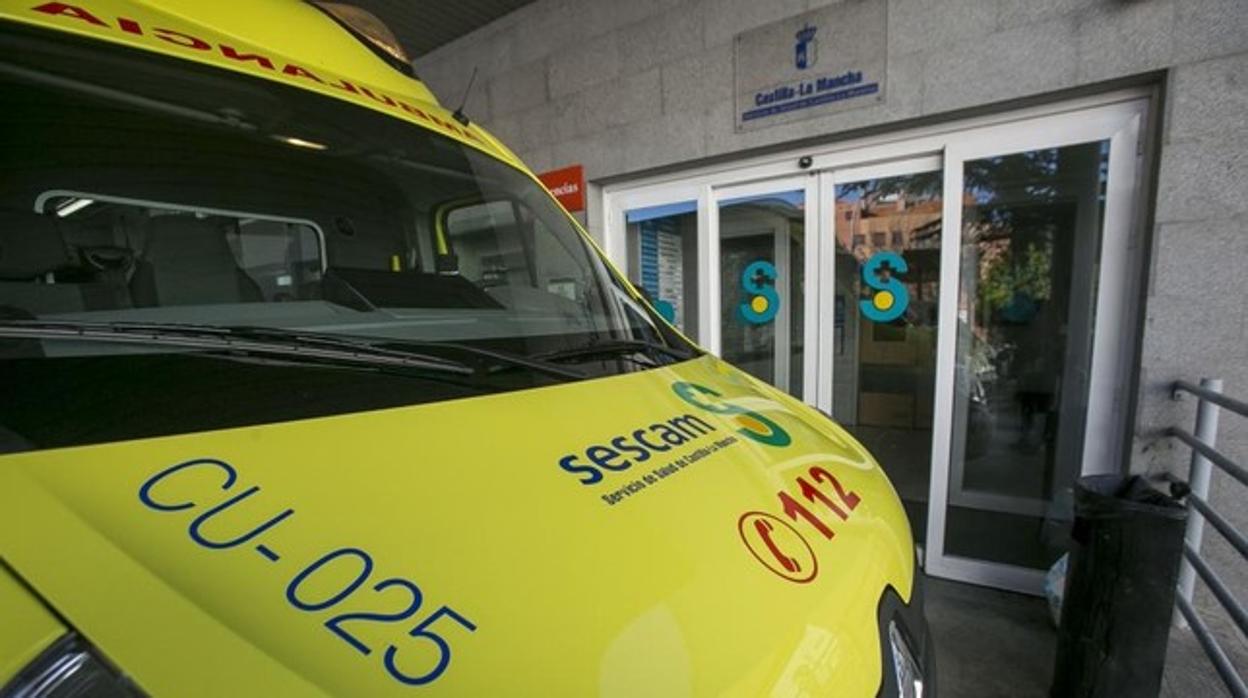 Una ambulancia de emergencias en el hospital de Cuenca