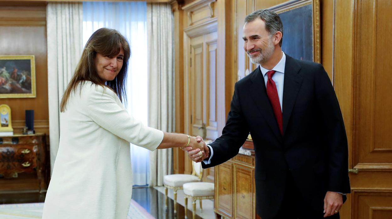 El rey Felipe VI saluda a la diputada de JxCat en el Congreso, Laura Borràs, el pasado mes de junio