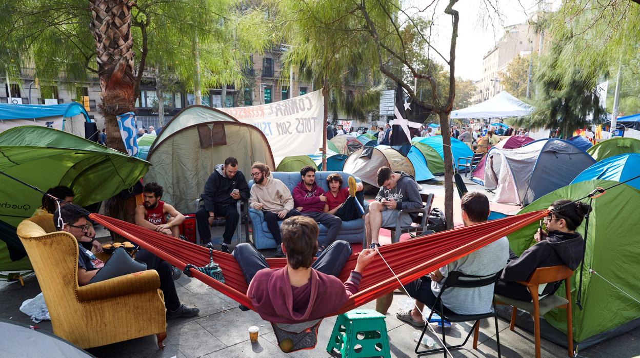 Los estudiantes acampan desde el miércoles en la Gran Via