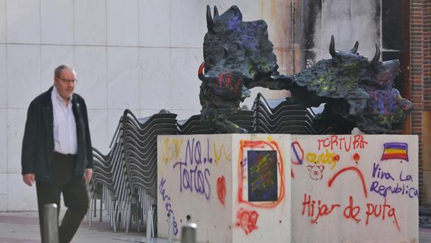 «Atacan» con pintadas antitaurinas las esculturas de la plaza de toros de Valladolid