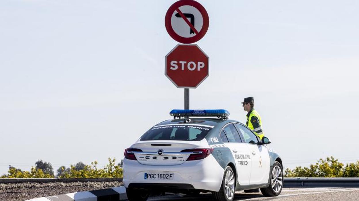 Una patrulla de la Guardia Civil de Tráfico en carreteras de la Comunidad Valenciana