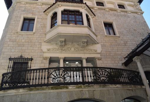 El arquitecto utilizó hierro forjado en los balcones