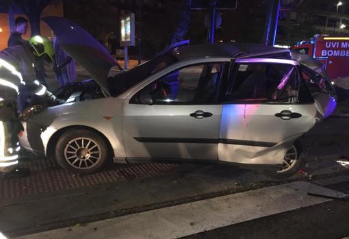 Estado en que quedó el coche que impactó contra el semáforo