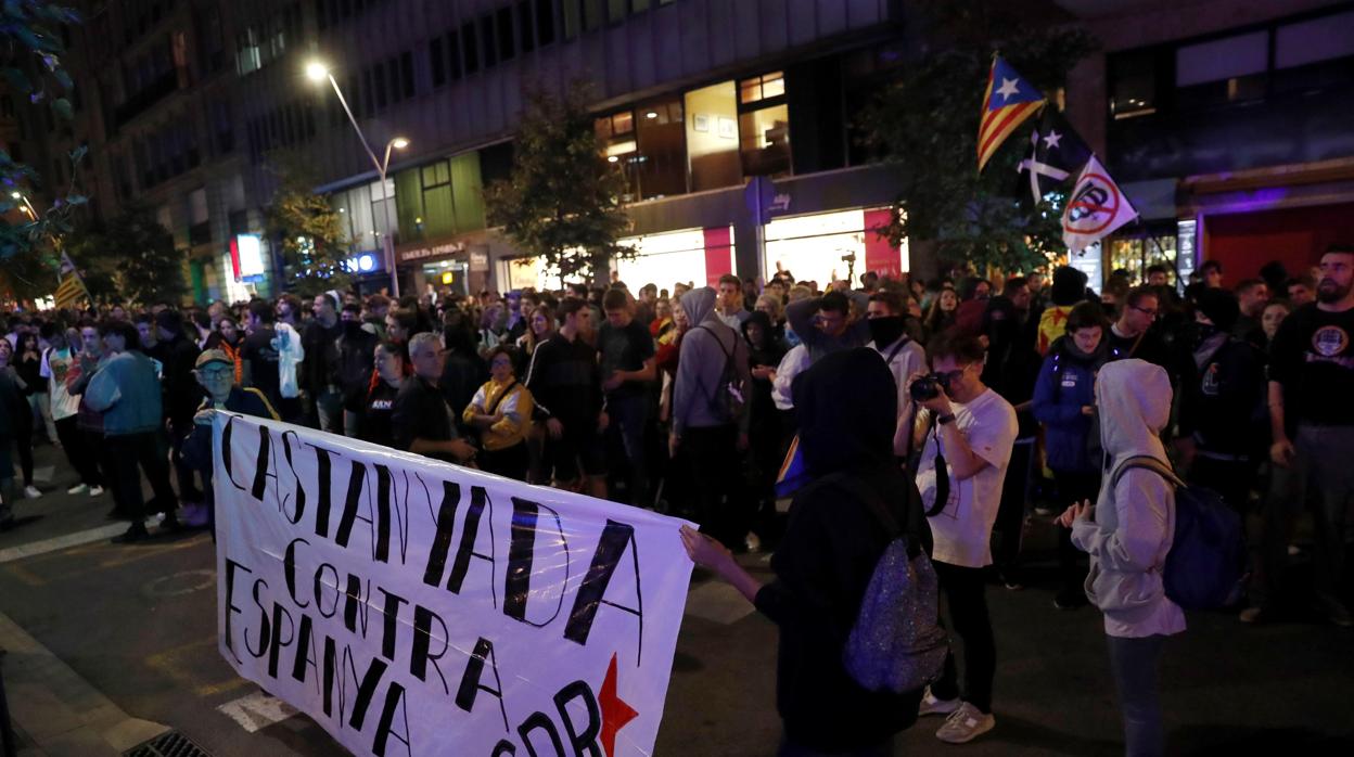 Vista de la concentración convocada por los CDR, en contra de la sentencia del "procés", este miércoles en los Jardinets de Gràcia (Barcelona).