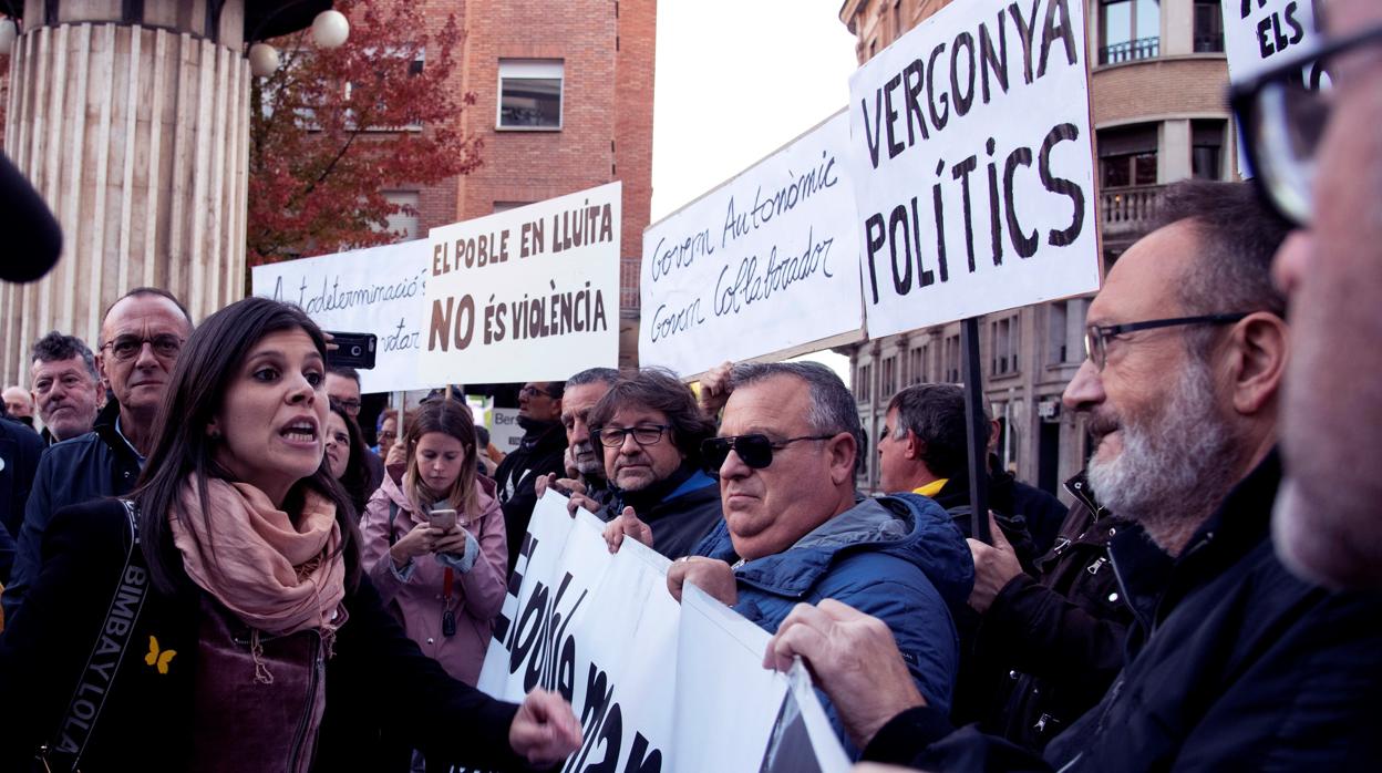 Un grupo de CDRs protesta antes del acto electoral que ERC celebra hoy domingo en Lleida.