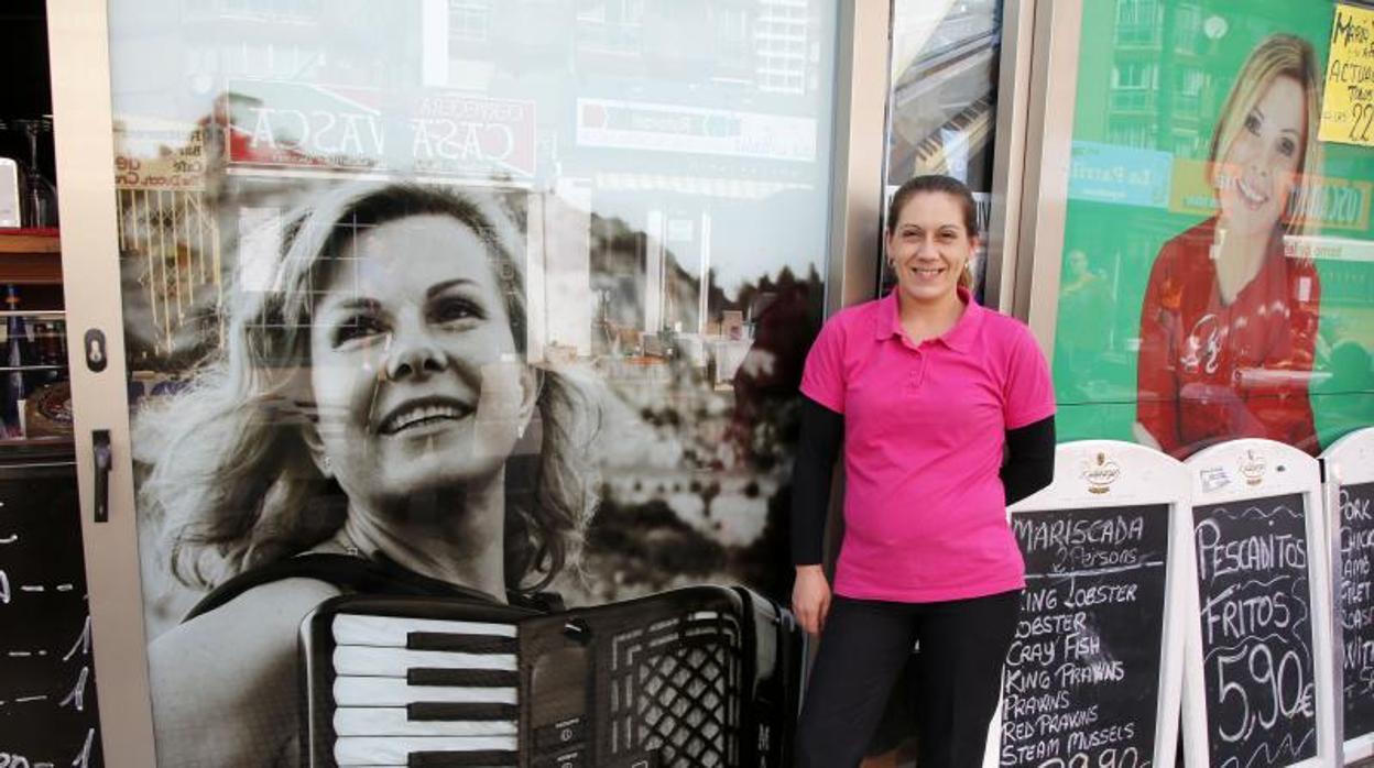 Foto de María Jesús y su acordeón en el restaurante donde ha actuado 50 años