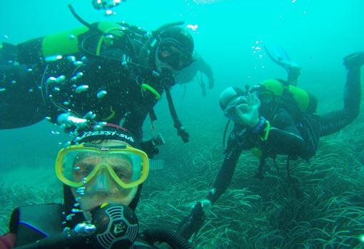 Bajo las aguas con otros dos buceadores en la reserva marina de la isla alicantina