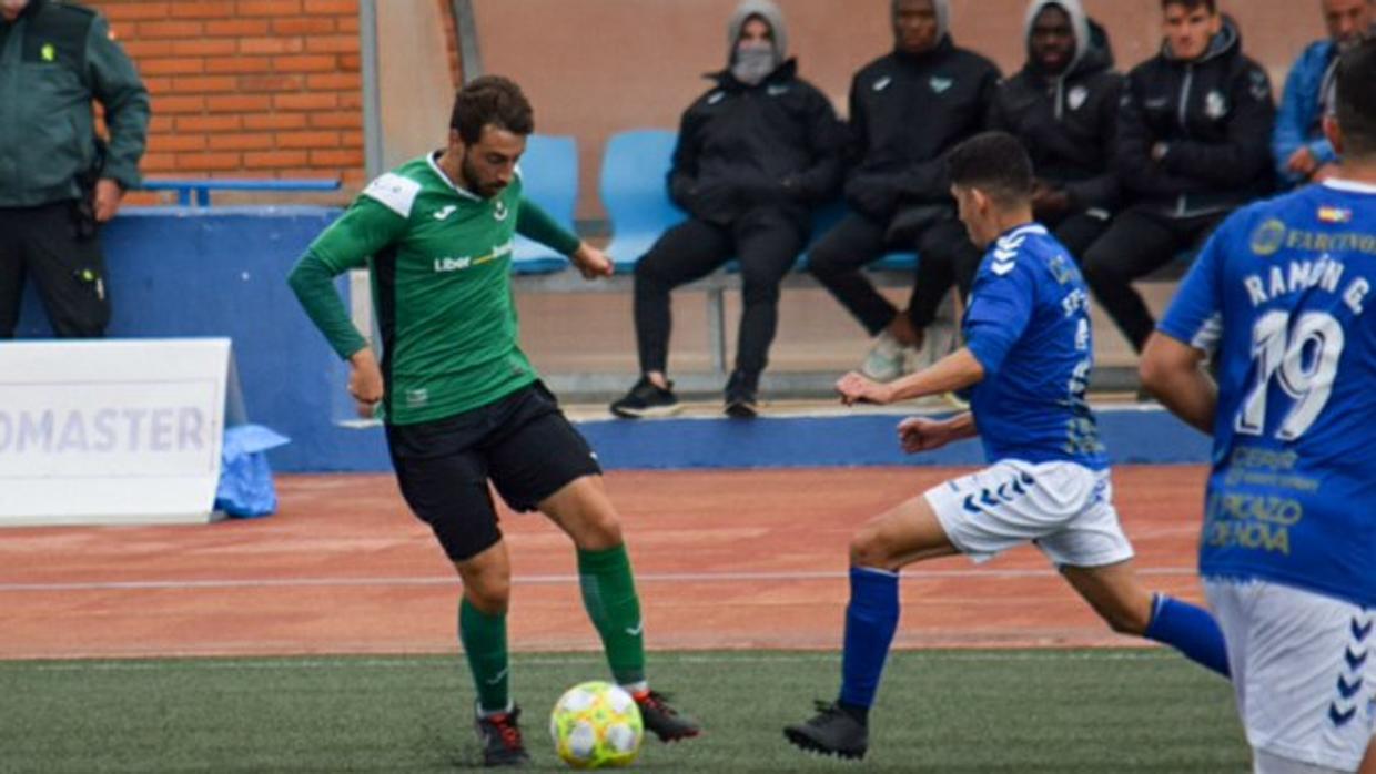 Alex Pérez disputa un balón a Stevens