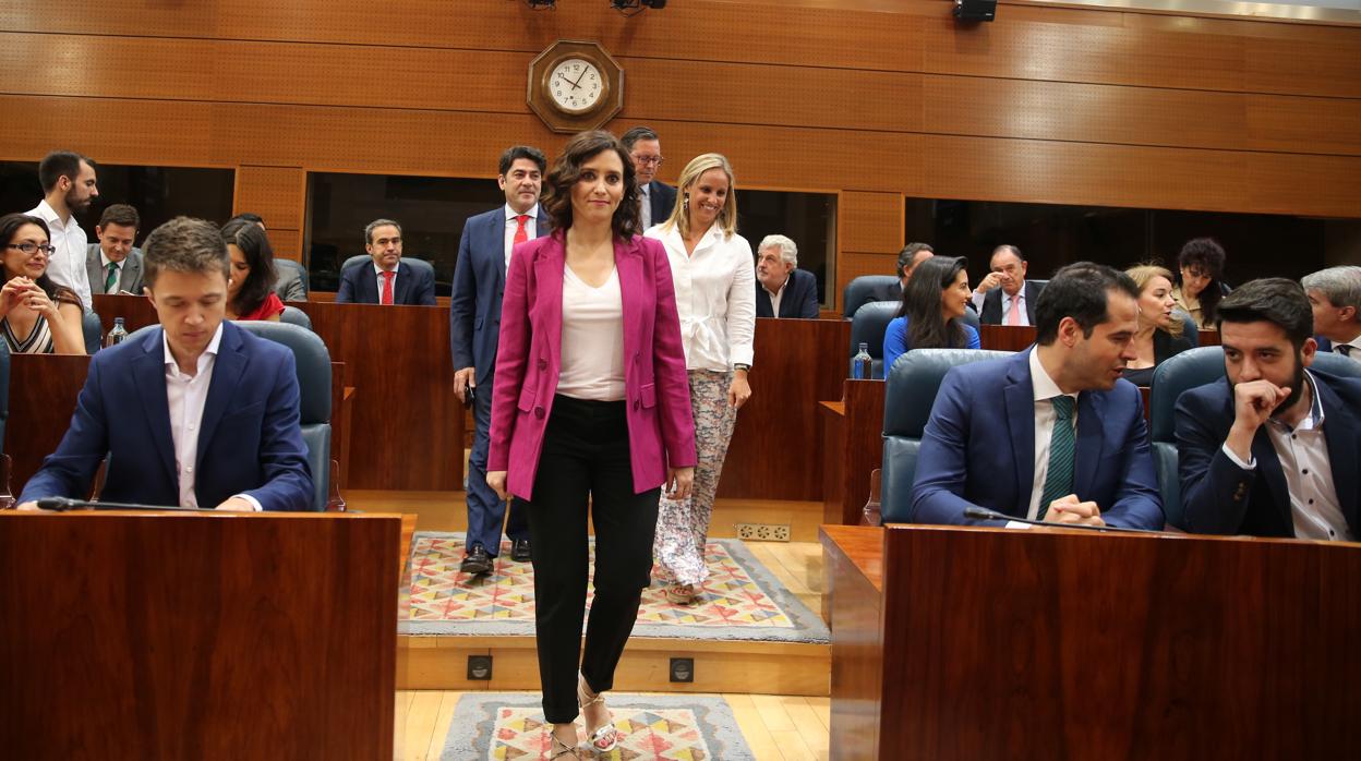 Díaz Ayuso, entre Errejón y Aguado, en la Asamblea de Madrid