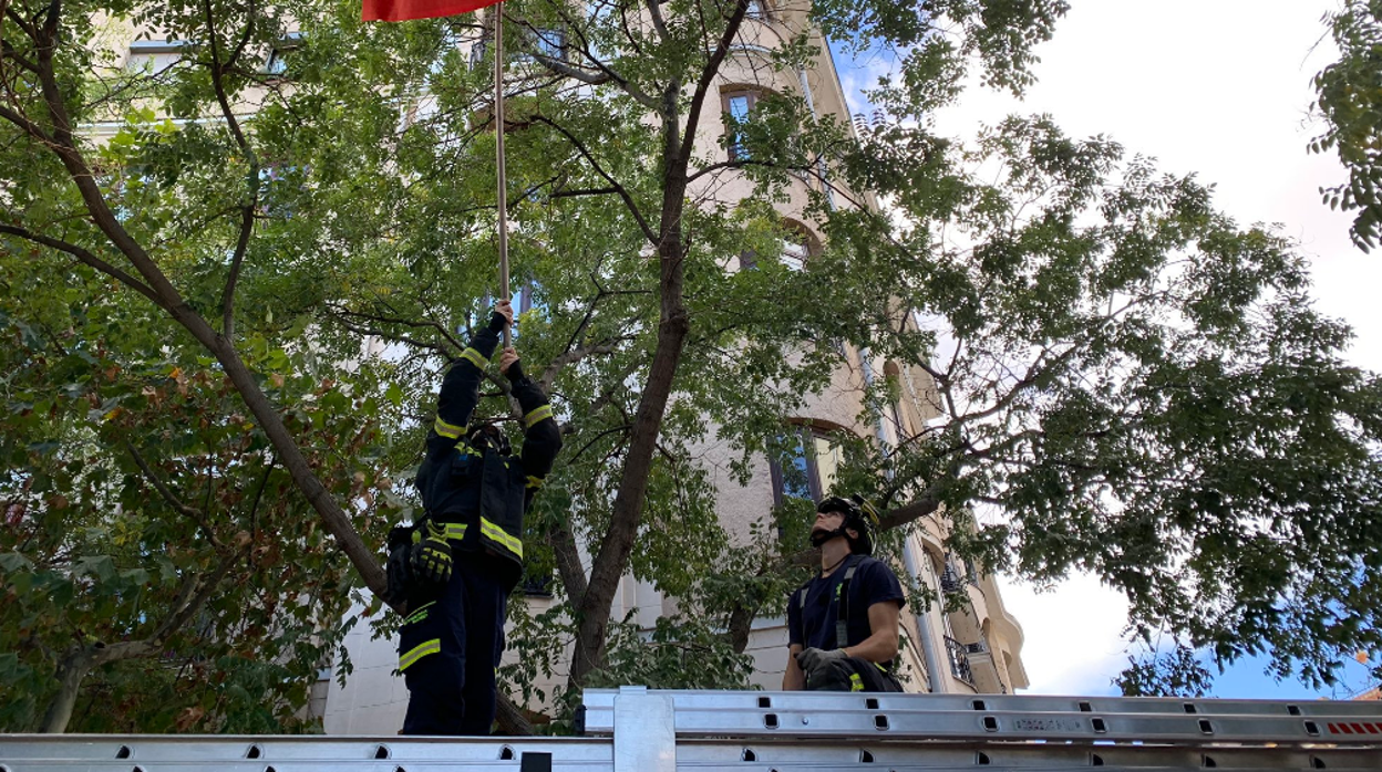 Bomberos durante una de sus salidas este domingo por el viento