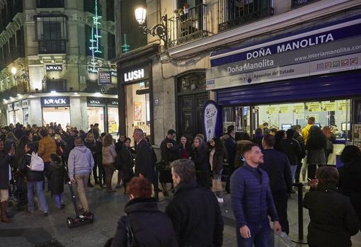 Las colas de Doña Manolita llegan hasta la plaza de Callao