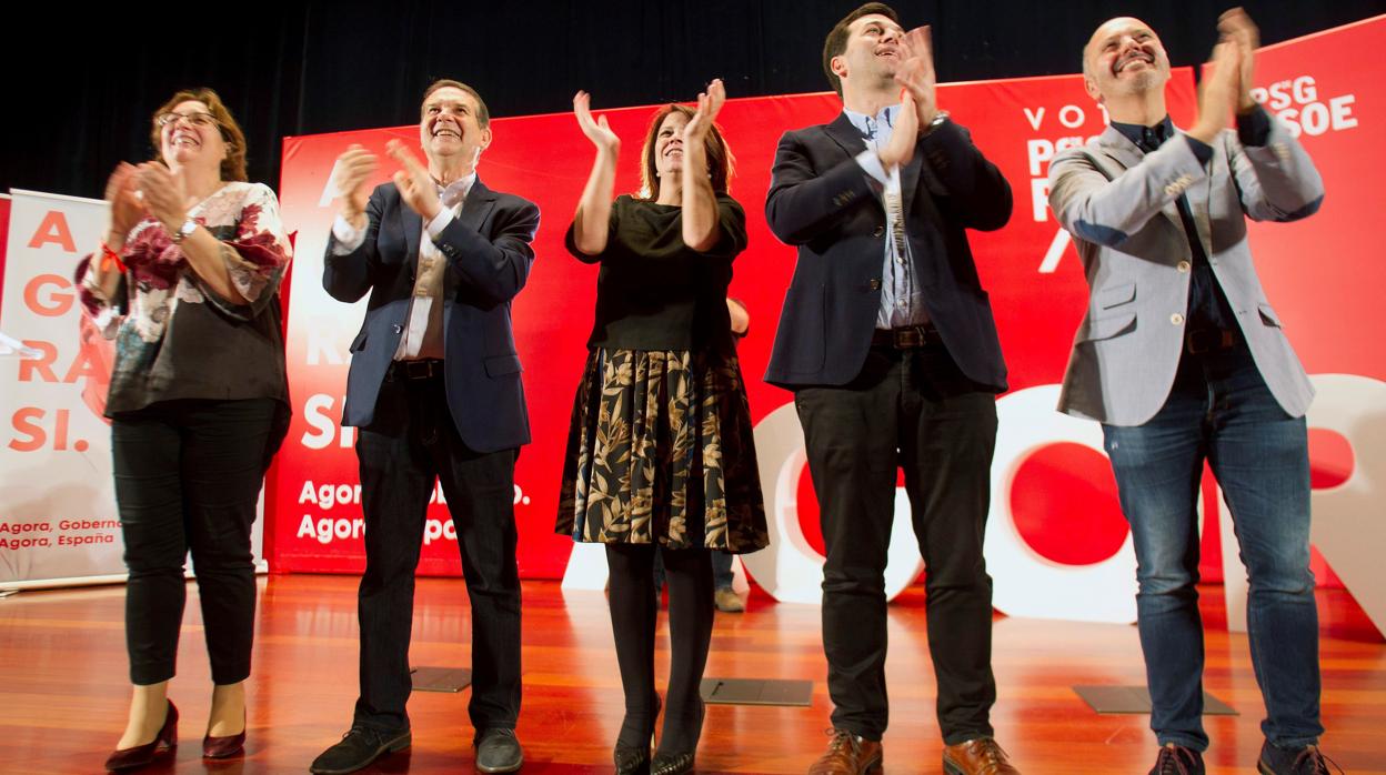 La vicesecretaria general del PSOE, Adriana Lastra (c), durante el mitin en Vigo junto al secretario general del PSdeG, Gonzalo Caballero (2d), y el alcalde de la ciudad, Abel Caballero (2i)