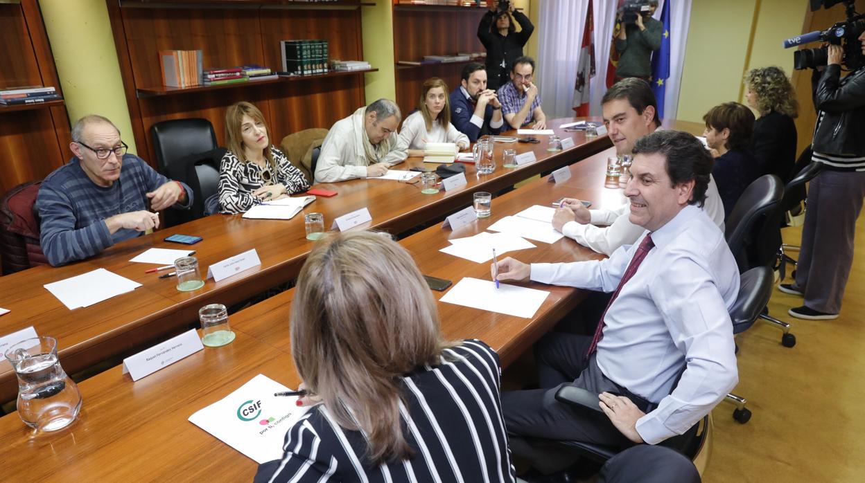 Carlos Fernández Carriedo y Ángel Ibáñez, en la reunión mantenida este lunes con los sindicatos