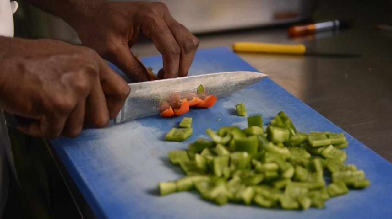 Preparación de comida en una cocina de una empresa