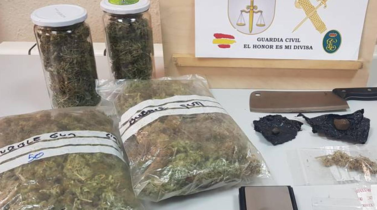 Droga y efectos intervenidos por la Guardia Civil en los locales que usaba el joven que ha sido imputado