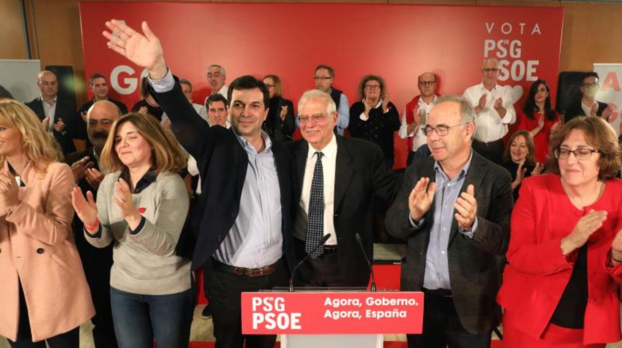 Gonzalo Caballero y Josep Borrell en el mitin de Santiago