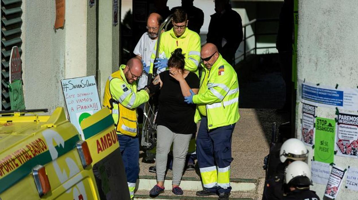 Operarios del Servicio de emergencias salen con Safira