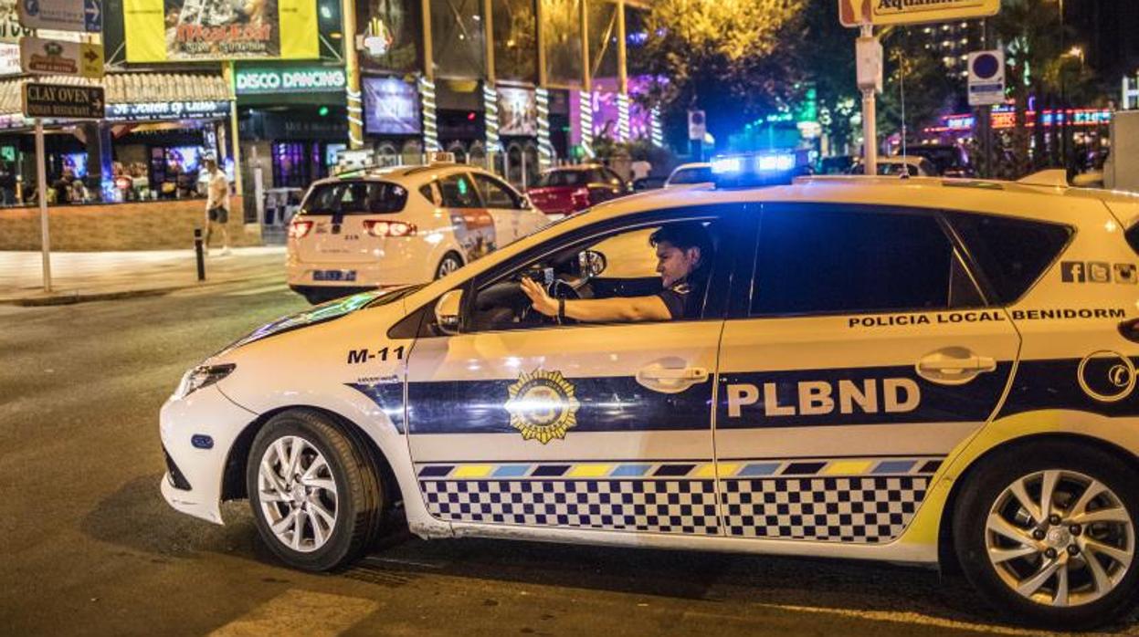 Patrulla nocturna de la Policía Local en Benidorm