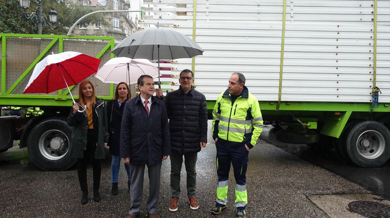 Abel Caballero supervisa la instalación