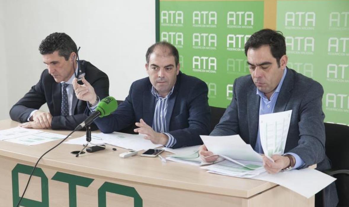 Tres componentes de la ATA dando una rueda de prensa