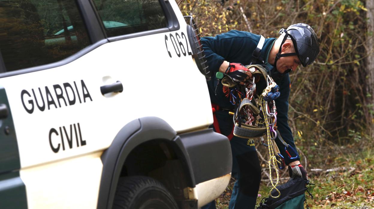 Un miembro del Grupo de Rescate de Montaña de la Guardia Civil, en una imagen de archivo