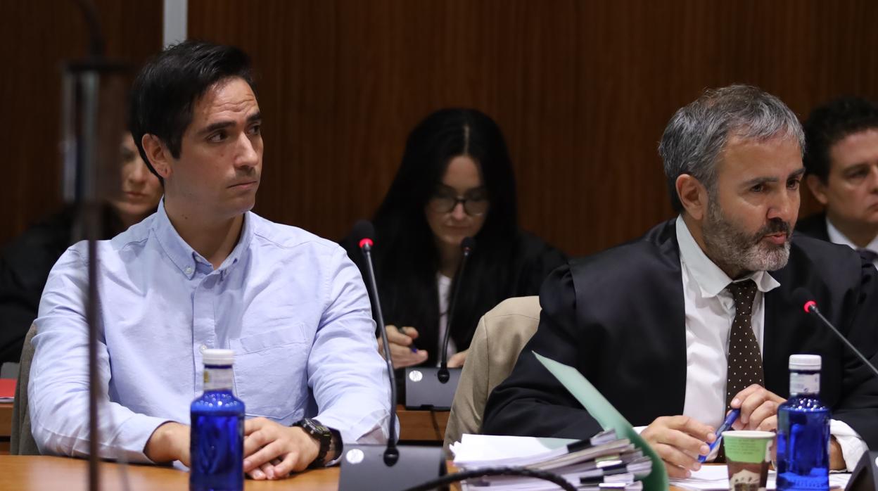 El antisitema Rodrigo Lanza, junto a su abogado, durante el juicio en la Audiencia de Zaragoza