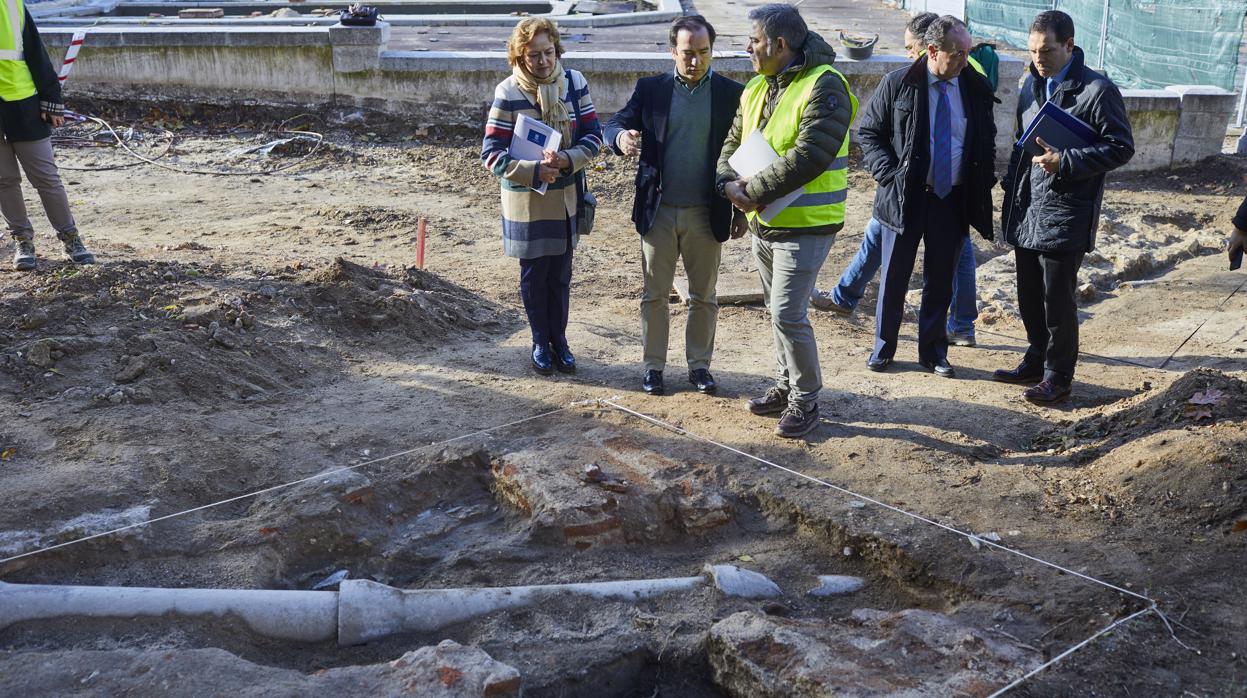 Borja Carabante observa, ayer, los restos arqueológicos encontrados