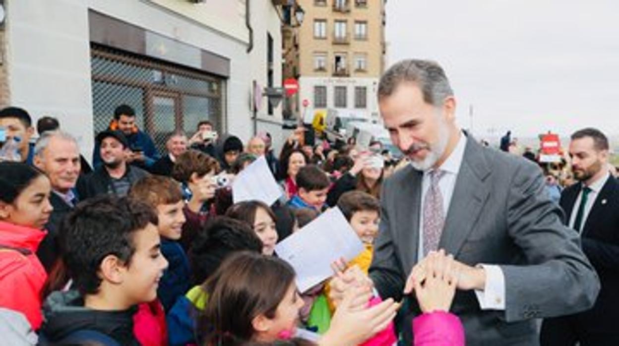 El Rey ha sido recibido con numerosas muestras de cariño; en la imagen con un grupo de escolares