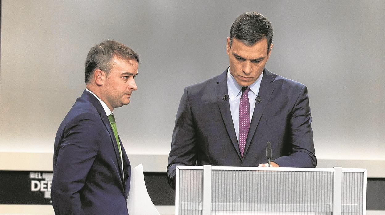 El presidente en funciones, junto a su asesor Iván Redondo durante el debate