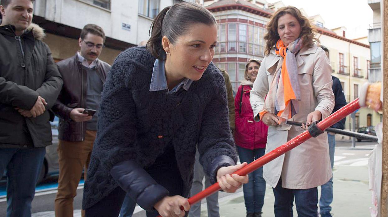 Soraya Mayo, durante la pegada de carteles, en una imagen de archivo