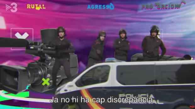 El grupo Manel, denunciado por una parodia de la policía en TV3