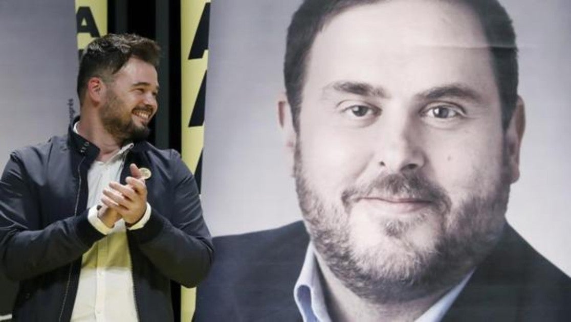 Gabriel Rufián, con un cartel de Oriol Junqueras, al inicio de la campaña del 10-N