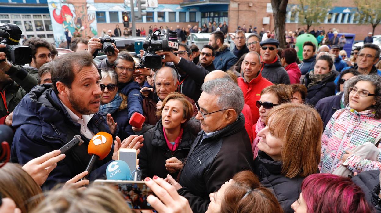 Los vecinos de Pajarillos protestan ante Óscar Puetne antes de la llegada del presidente del Gobierno, el pasado martes