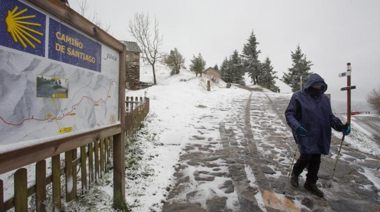 Un peregrino, entre la nieve