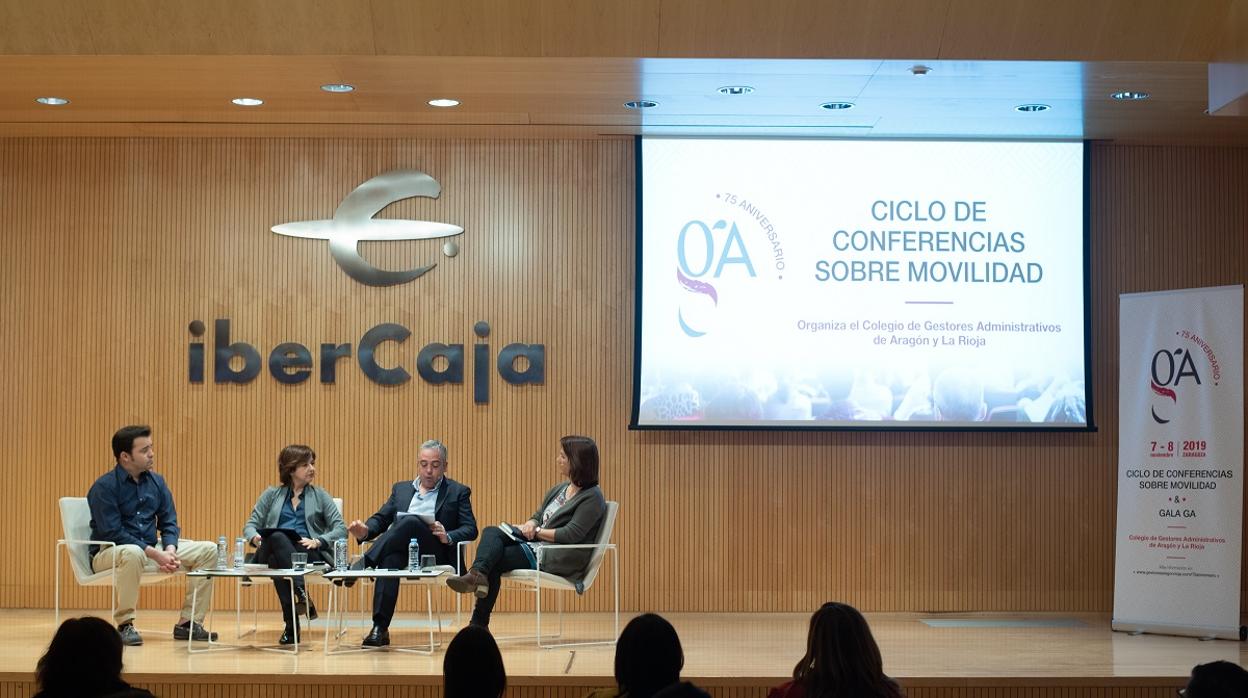 Mesa de debate sobre movilidad y despoblación, con los periodistas Pablo Ferrer, Eva Pérez Sorribes, Roberto Pérez y Elisa Alegre, celebrada en el Patio de la Infanta de Ibercaja (Zaragoza)