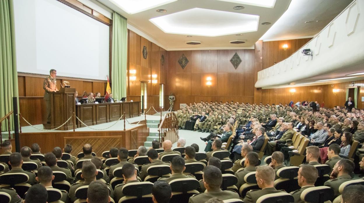 El director de la Academia de Infantería, coronel Javier Marcos, en un momento de su intervención