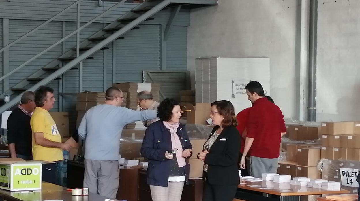 Imagen de los preparativos en el almacén electoral de Castellón