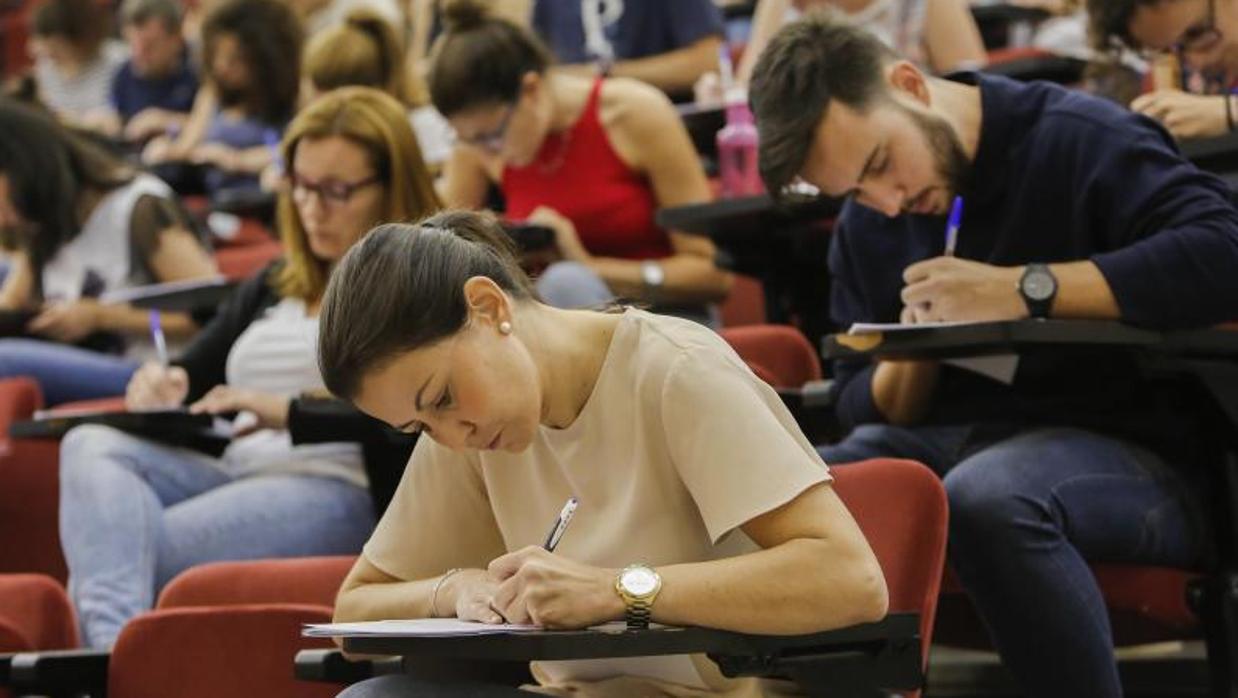 Gente realizando el examen de las oposiciones