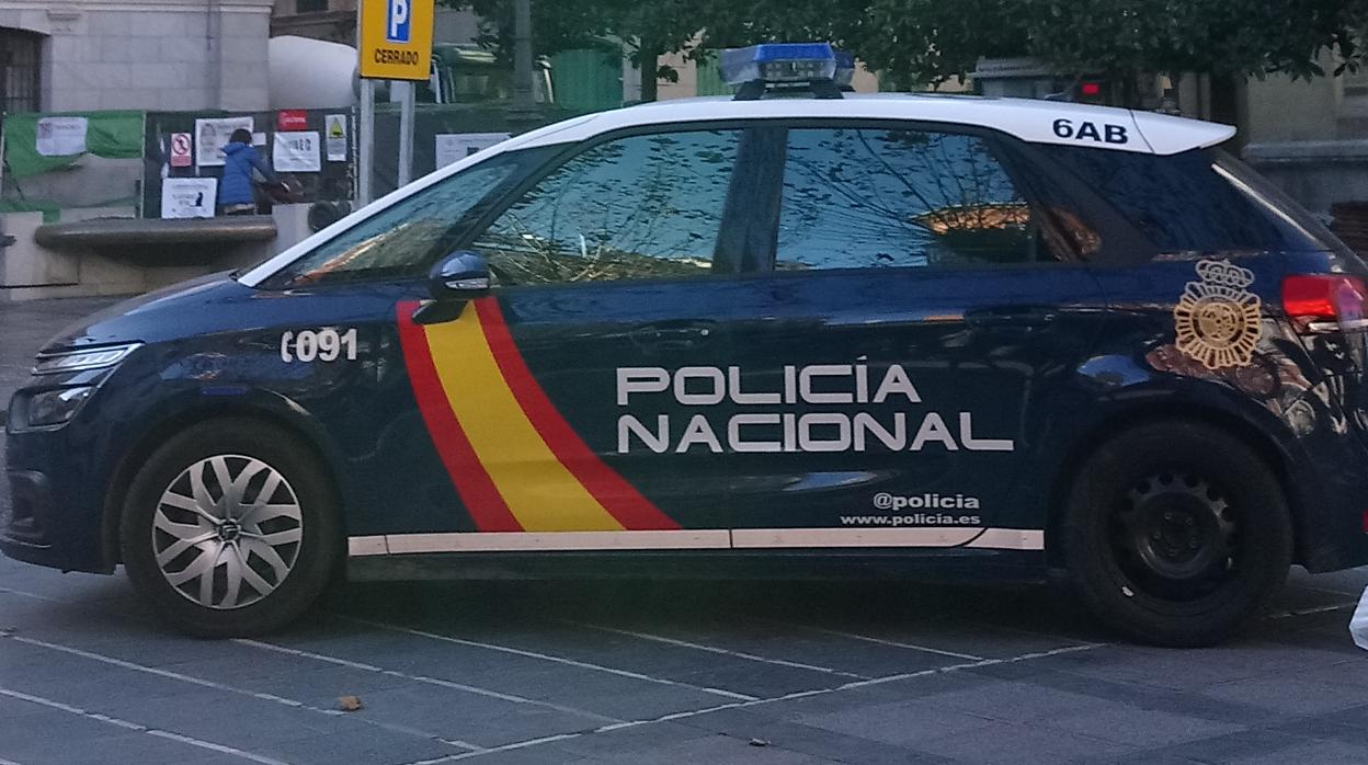 Heridos tres policías en Pajarillos al intentar detener a una persona mientras robaba en vehículos aparcados