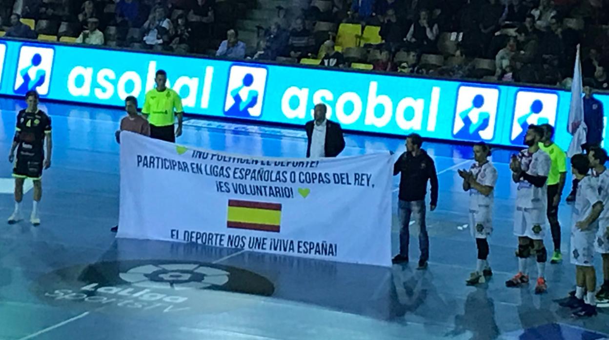 La pancarta que se desplegó en el partido