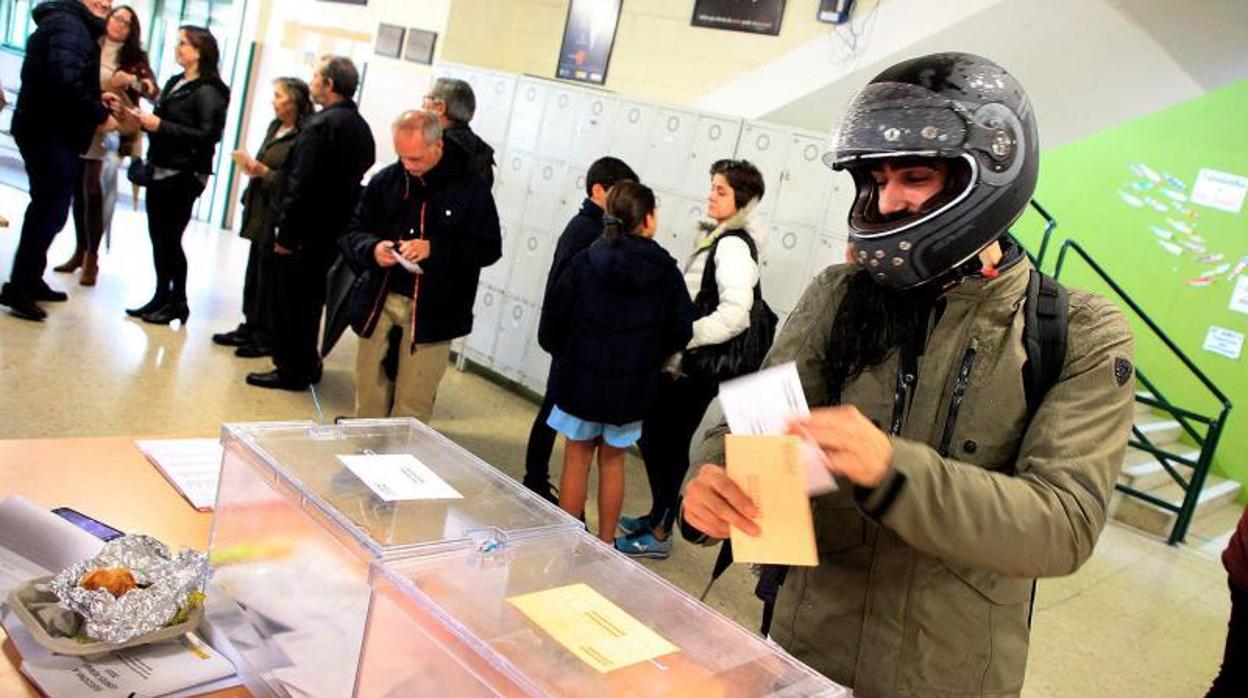 Un votante en Santiago, en este desapacible domingo electoral