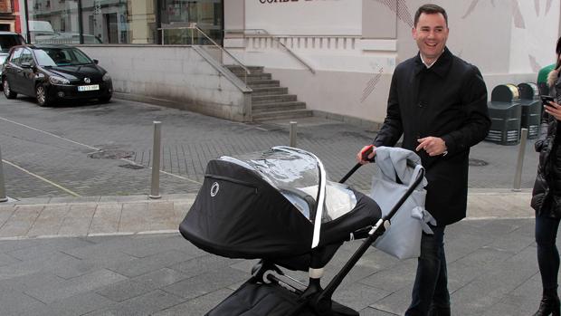 Los candidatos animan a participar en la «fiesta democracia» en una fría mañana de otoño