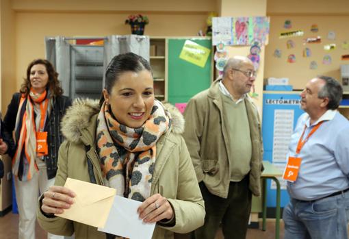 La candidata de Ciudadanos al Congreso por Valladolid, Soraya Mayo (C), acude a votar al CEIP Caño Dorado de Zaratán (Valladolid). La acompaña la candidata al Senado, Mónica Martín, y el miembro del Comité Ejecutivo Nacional de Cs, Francisco Igea