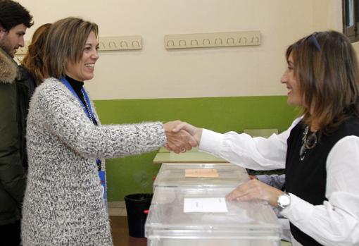 La número uno al Congreso del PP por Palencia, Milagros Marcos, vota en el Instituto Jorge Manrique