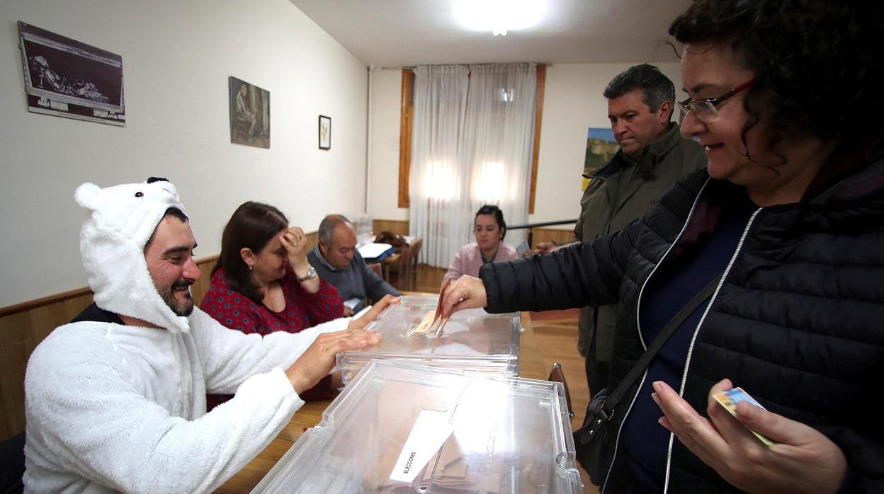 El presidente de la mesa electoral instalada en Osma, José Luis Lamela, se ha disfrazado de oso