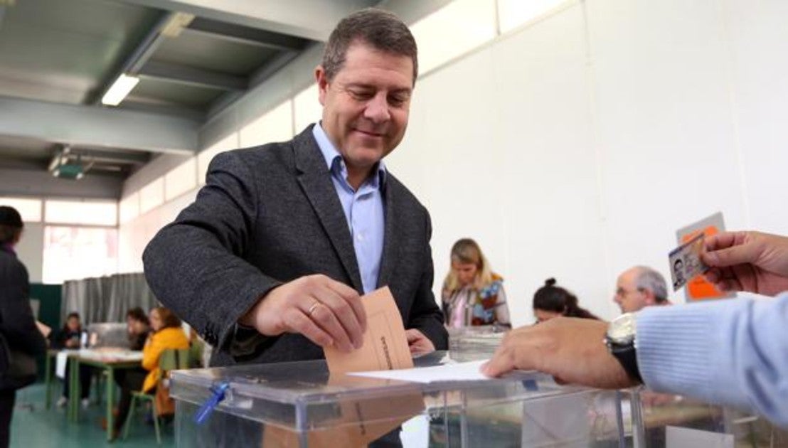 García-Page, ejerciendo su derecho al voto en el colegio «Ciudad de Nara»