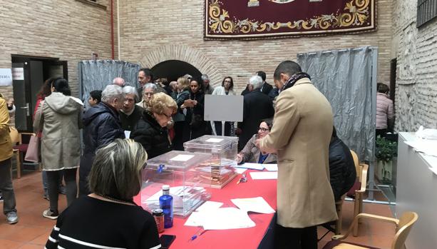Los toledanos hacen cola para votar en el Ayuntamiento