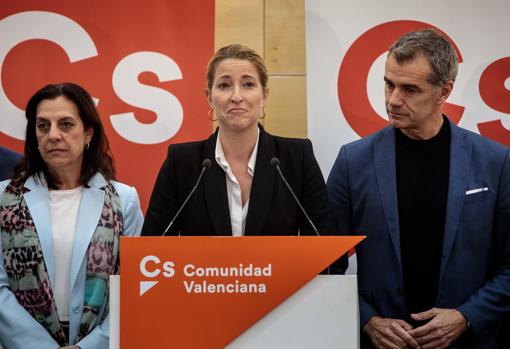 La candidata de Ciudadanos al Congreso, María Muñoz, junto a Toni Cantó